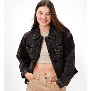AE Women’s Washed Black Denim Jacket Classic Trucker Style Size Medium Grunge
